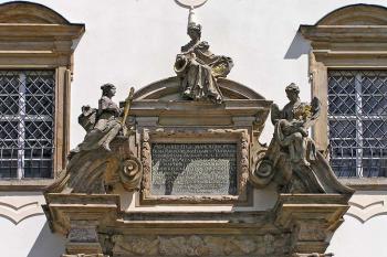 Výzdoba portálu ( © Luděk Pitter 08/2005)