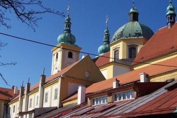 Bazilika na Sv.Kopečku - Součástí areálu jsou i obchůdky v starých domcích, přiléhajících k bazilice. Lze tu koupit pamětní suvenýry poutního místa, cukrovinky a občerstvit se. (© Ivo Rozehnal, 03/2007)