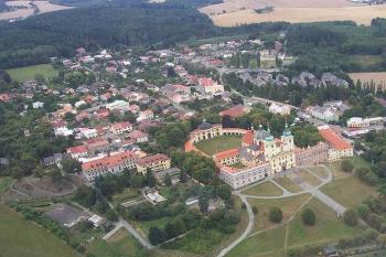 letecký pohled na baziliku ( © Ondřej Štěpánek 09/2007)