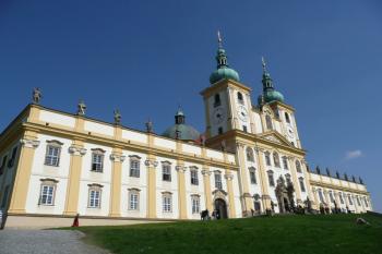 západní průčelí basiliky Panny Marie od severozápadu ( © Jan P. Štěpánek 04/2009)