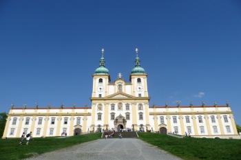 celkový pohled od západu na vstupní průčelí basiliky Panny Marie ( © Jan P. Štěpánek 04/2009)