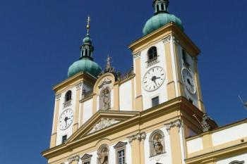 dvouvěžové západní průčelí basiliky ( © Jan P. Štěpánek 04/2009)