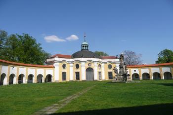 kaple ve východním závěru ambitu ( © Jan P. Štěpánek 04/2009)