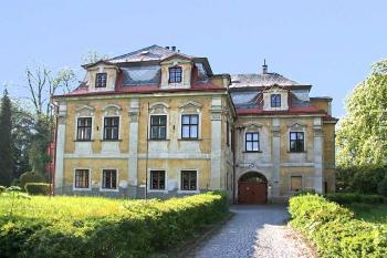 Hlavní průčelí ( © Luděk Pitter 05/2006)