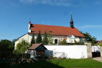 celkový pohled na kostel z návsi ( © Jan P. Štěpánek 09/2012)