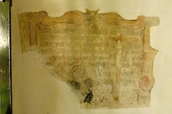 část zachovalé freskové výzdoby předsíně kostela ( © Jan P. Štěpánek 09/2012)