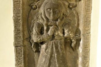 dětský náhrobník datovaný k roku 1599 (© Jan P. Štěpánek 09/2012)