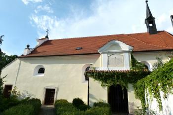 vstupní partie kostela ( © Jan P. Štěpánek 09/2012)