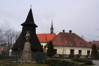 Zvonice, kostel a fara od jihu ( © Ivan Grisa 03/2009)