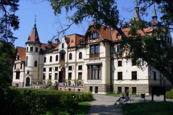 Lešná -  průčelí zámku (© Pavel Jarý,  06.07.2007)