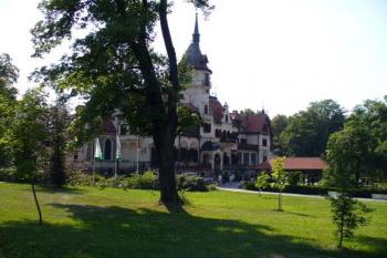 Lešná - pohled na zámek z parku (© Pavel Jarý,  06.07.2006)