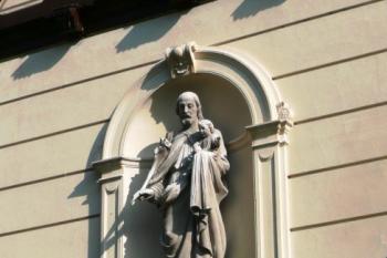 socha sv. Josefa Poustevníka v nice v západním průčelí zámku ( © Jan P. Štěpánek 09/2008)