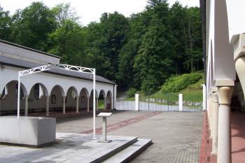 Nádvoří poutního kostela ( © Ivo Rozehnal 06/2015)