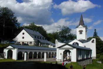 Poutní kostel P. Marie Pomocné u Zlatých hor (© Hana Kubikova 06/2004)
