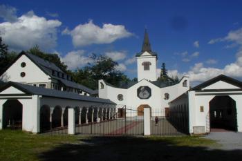Poutní kostel P. Marie Pomocné u Zlatých hor (© Hana Kubikova 06/2004)