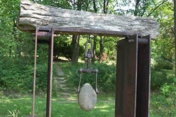 Jedno ze sochařských děl v areálu observatoře (© Milan Caha, 06/2007)