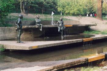 kašna ve střední části parku (© Ťava 04/2004)