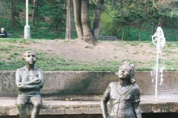 kašna ve střední části parku (© Ťava 05/2004)