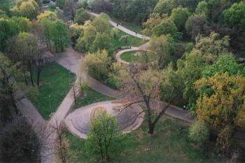 střední část parku se dvěma umělými pahorky (© Ťava 04/2004)