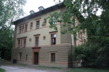 Vila od jihovýchodu ( © Ivan Grisa 06/2011)