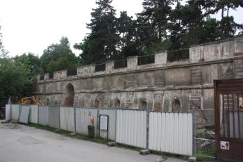 Terasa východně od vily od východu ( © Ivan Grisa 06/2011)
