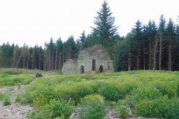 Letohrádek Jivina stojící v současné době na holé planině (© Dušan Dohňanský  08/2021)