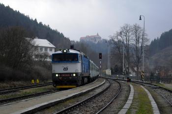 pohled k hradu z nedvědického nádraží (© Martin  Višňa, 04/2012)