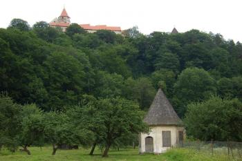 zpustošená "zámecká" zahrada - čínský pavilon (© Petr Pospíšil, 08/2012)