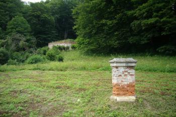 zpustošená "zámecká" zahrada - turecké lázně (© Petr Pospíšil, 08/2012)