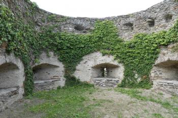 Interiér bašty chránící 1. bránu, dvě patra střílen, spodní pro děla (© Jan Večeřa, 05/2015)