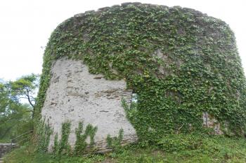Menší bašta hájící 1. bránu, o něco později obezděná větší baštou (© Jan Večeřa, 05/2015)