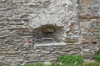 Střílna hned vedle 1. brány ve zdi přizděné na spáru, patrná zazděná příčle pro hákovnici (© Jan Večeřa, 05/2015)