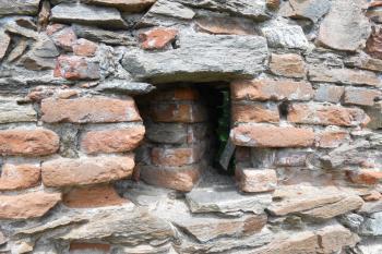Zajímavé kalhotové střílny prolamující renesanční bastion v SV části 1. předhradí (© Jan Večeřa, 05/2015)