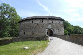 Unikátně dochovaný barbakán! Spodní střílny pro děla, horní pro ručnice, 2. brána (© Jan Večeřa, 05/2015)