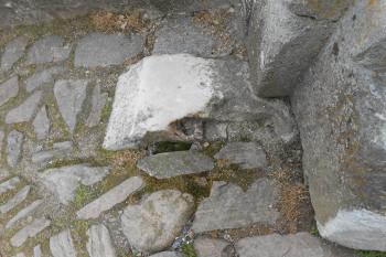 Pozůstatky točnice padacího mostu 4. brány (© Jan Večeřa, 05/2015)