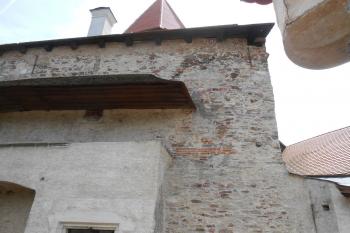 Pozůstatky otvoru po můstku, spojujícího Věž čtyř ročních období a vlastního hradu, můstek byl zničen Švédy, nic víc se jim nepodařilo (© Jan Večeřa, 05/2015)