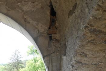 2. brána v barbakánu, stopy po laně/řetězu vytahujícího bránu (© Jan Večeřa, 05/2015)