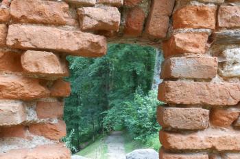 Levá střílna renesančního bastionu 1. předhradí, míří přesně na starou přístupovou cestu (© Jan Večeřa, 06/2015)