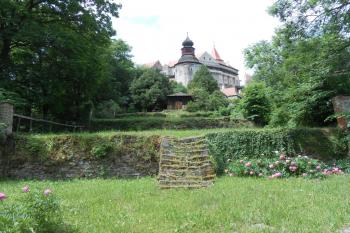 Tzv. Hodinová věž od SV, pohled přes zahrady na terasách z 19. století (© Jan Večeřa, 06/2015)