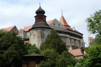 Hodinová věž s břitem zajišťující SV nároží hradního jádra (poč. 15. století), později opatřena hodinami (© Jan Večeřa, 06/2015)