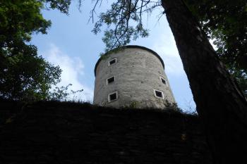 Jižní věž při pohledu zvenčí (© Jan Večeřa, 06/2015)