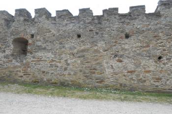 Koridor mezi barbakánem a 3. branou, zazděný průchod a cimbuří asi z 19. století (© Jan Večeřa, 06/2015)