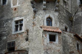 Tři rozdílná okénka jedné místnosti, tzv. Sálu spiklenců, ve 2.patře obytné věže Jana I. z Pernštejna (© Jan Večeřa, 06/2015)