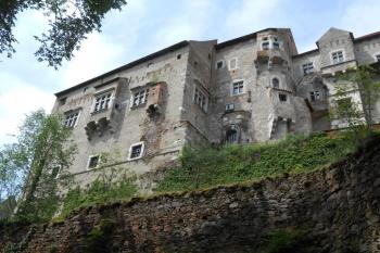 Renesanční palác Jana II. ze 16. století (vlevo) a obytná věž Jana I. (15. století) (© Jan Večeřa, 06/2015)