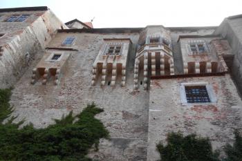 Trojice arkýřů tzv. Přijímacího sálu, prostřední je vůbec největší arkýř hradu Pernštejna (západní fronta jádra) (© Jan Večeřa, 06/2015)