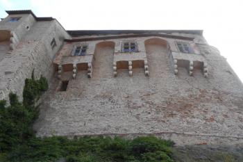 Trojice arkýřů Rytířského sálu, níže partie původního paláce ze 13. století (© Jan Večeřa, 06/2015)