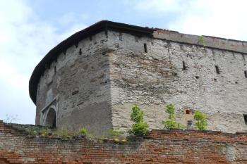 Barbakán od jihu, patrná střílnovitá okénka a technická spára (© Jan Večeřa, 06/2015)