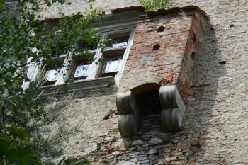 Detail prevétu na renesančním paláci (nad Černou branou), přístup do něj vede ze salónku s rokokovou výzdobou interiéru (© Jan Večeřa, 06/2015)