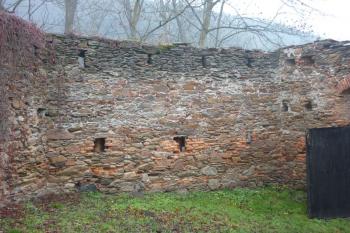 Brána chráněná renesančním bastionem, dvě úrovně střílen (dole kalhotových) a kapsy po přepatrování bastionu (© Jan Večeřa, 12/2015)