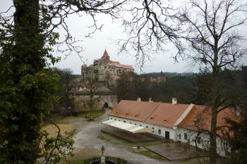 Tenhle pohled se nikdy neomrzí. Záběr na hrad z předsunutého opevnění v čele (© Jan Večeřa, 12/2015)
